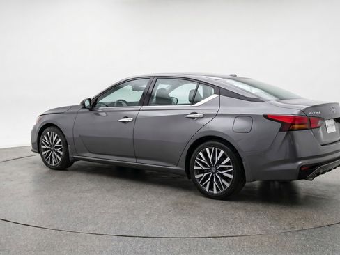 Used 2025 Nissan Altima 2.5 SV FWD image 6