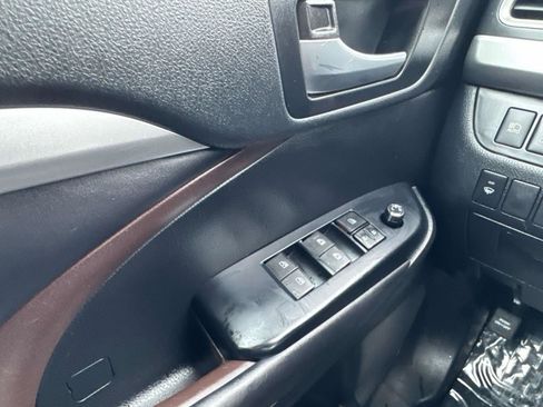 Used 2019 Toyota Highlander XLE w/ Carpet Mat Package (TMS) AWD/4WD image 24