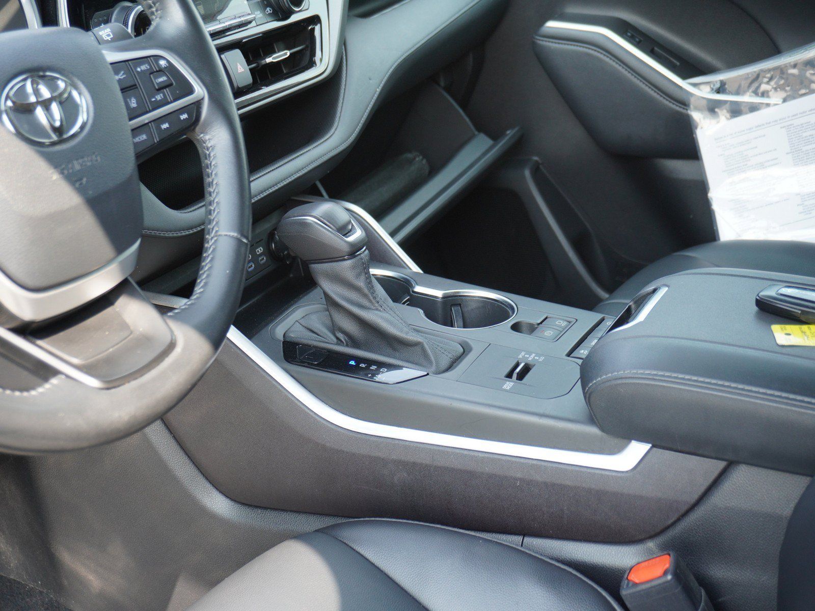 Used 2022 Toyota Highlander XLE FWD image 23