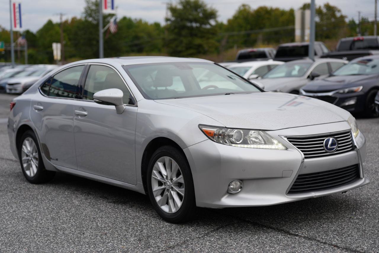 Used 2013 Lexus ES 300h w/ Luxury Pkg FWD image 4