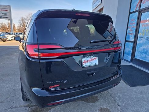 New 2026 Chrysler Pacifica Select w/ S Appearance Package image 8