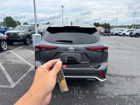 Used 2024 Toyota Highlander XSE AWD/4WD image 6