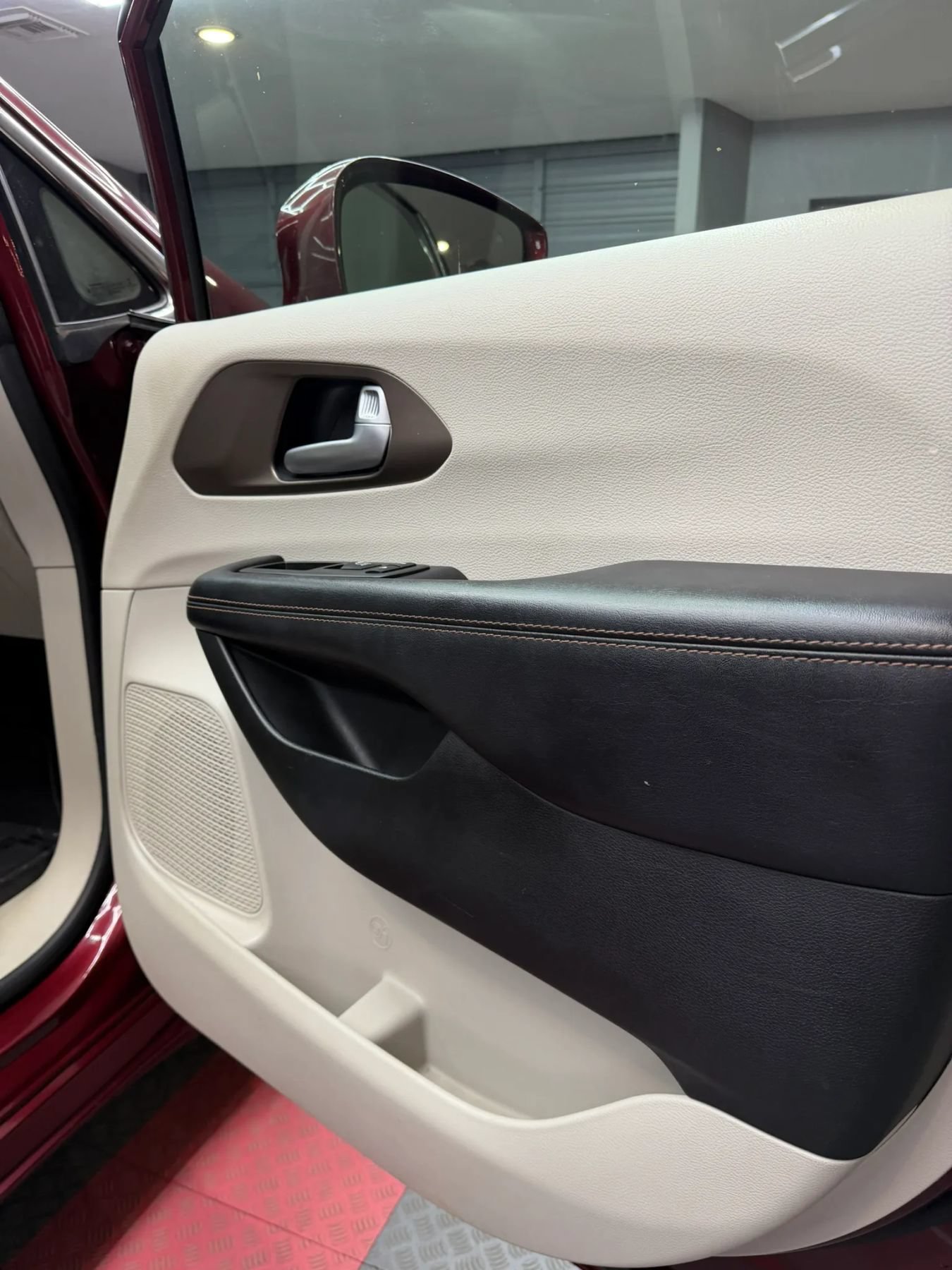 Used 2018 Chrysler Pacifica Touring-L Plus w/ Advanced Safetytec Group FWD image 36