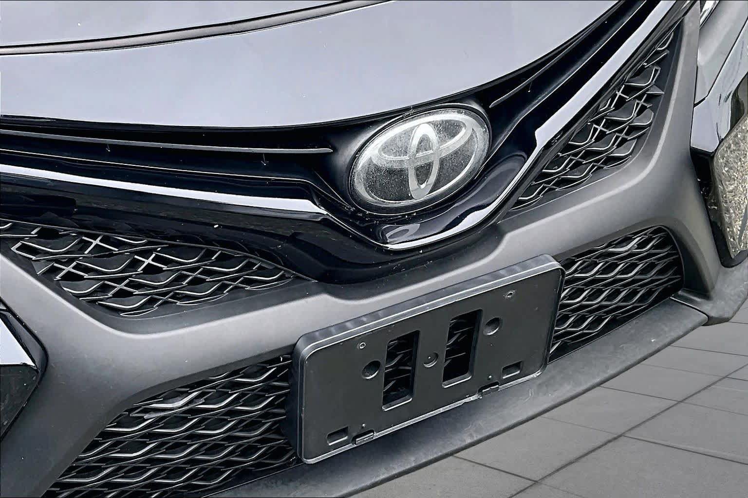 Used 2020 Toyota Camry SE w/ Convenience Package FWD image 30