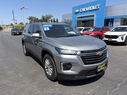 Used 2023 Chevrolet Traverse LT FWD image 2