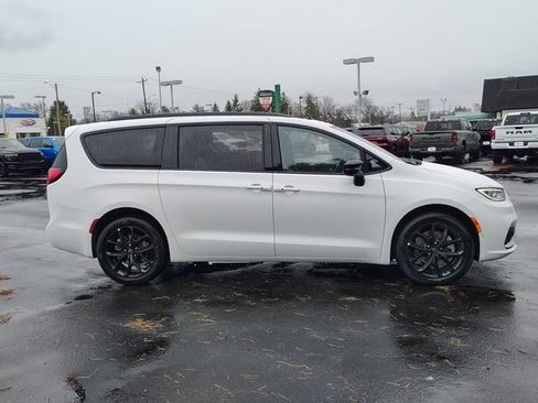 New 2026 Chrysler Pacifica Select AWD/4WD image 2