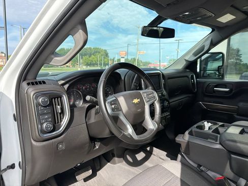 Used 2023 Chevrolet Silverado 2500 LT AWD/4WD image 3