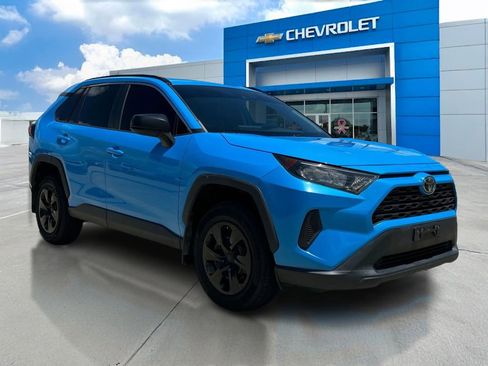 Used 2021 Toyota RAV4 LE FWD image 3