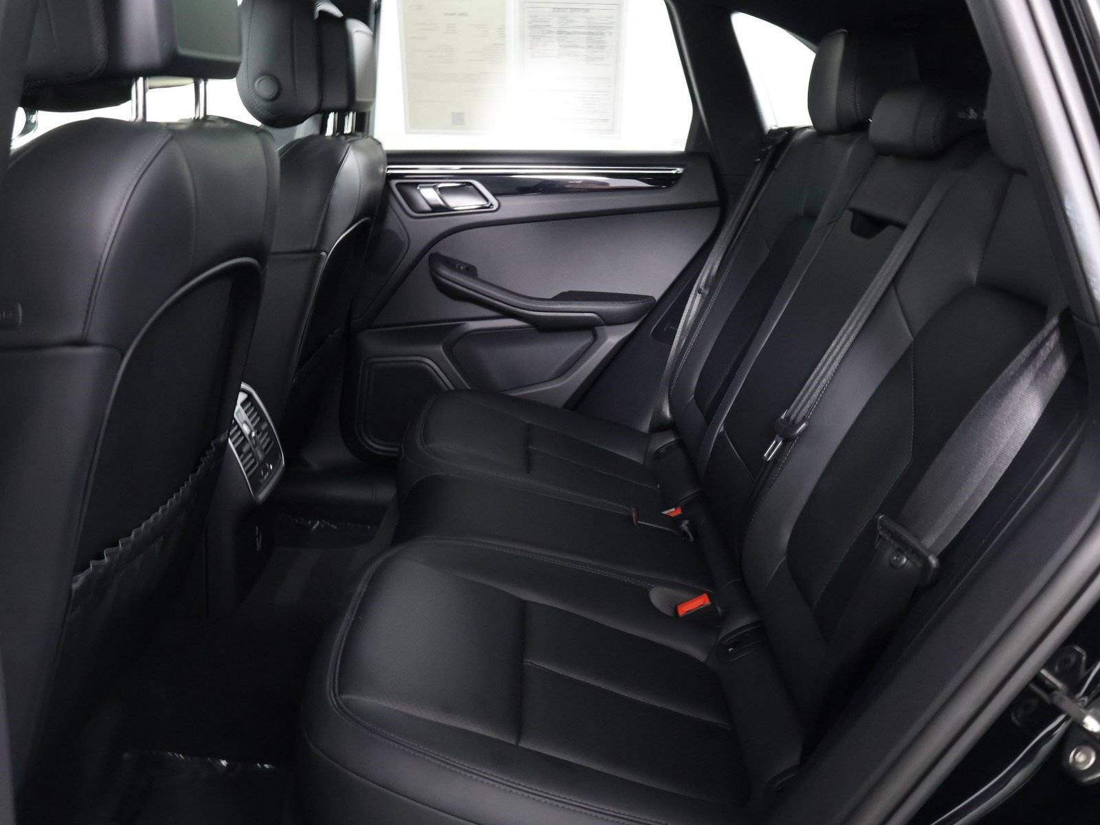 Certified 2026 Porsche Macan AWD/4WD image 33