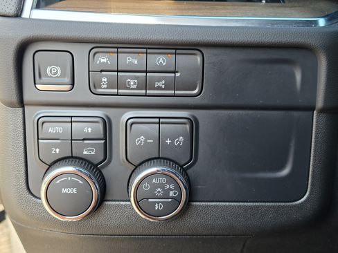 Used 2025 Chevrolet Tahoe High Country AWD/4WD image 33