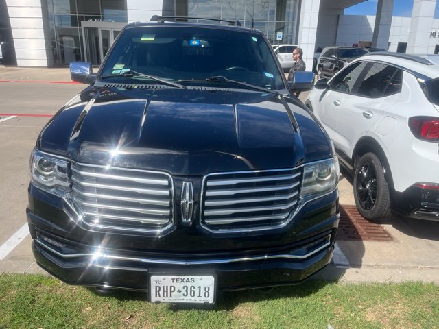 Used 2017 Lincoln Navigator L Select RWD image 3