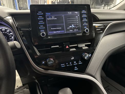 Used 2023 Toyota Camry LE image 10