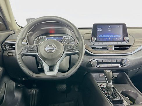 Used 2025 Nissan Altima 2.5 SV FWD image 18