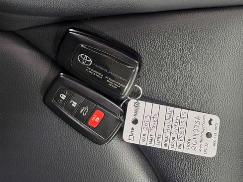 Used 2023 Toyota Highlander XLE AWD/4WD image 29