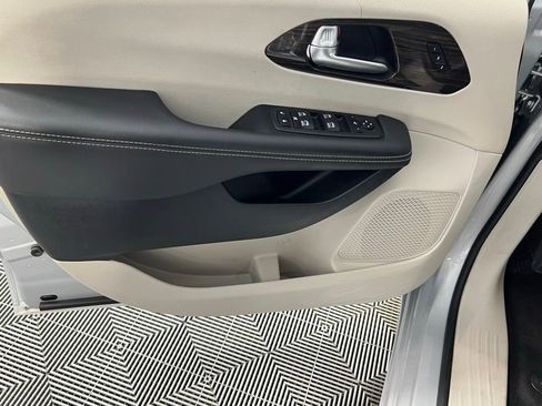 Used 2024 Chrysler Pacifica Limited image 23