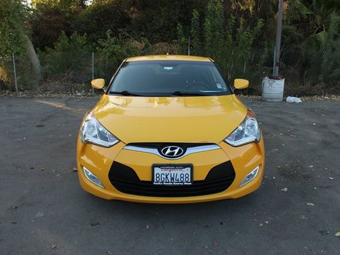 Used 2017 Hyundai Veloster FWD image 2
