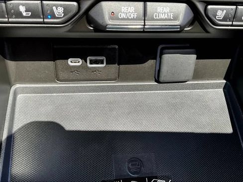 Used 2024 Chevrolet Suburban High Country AWD/4WD image 15