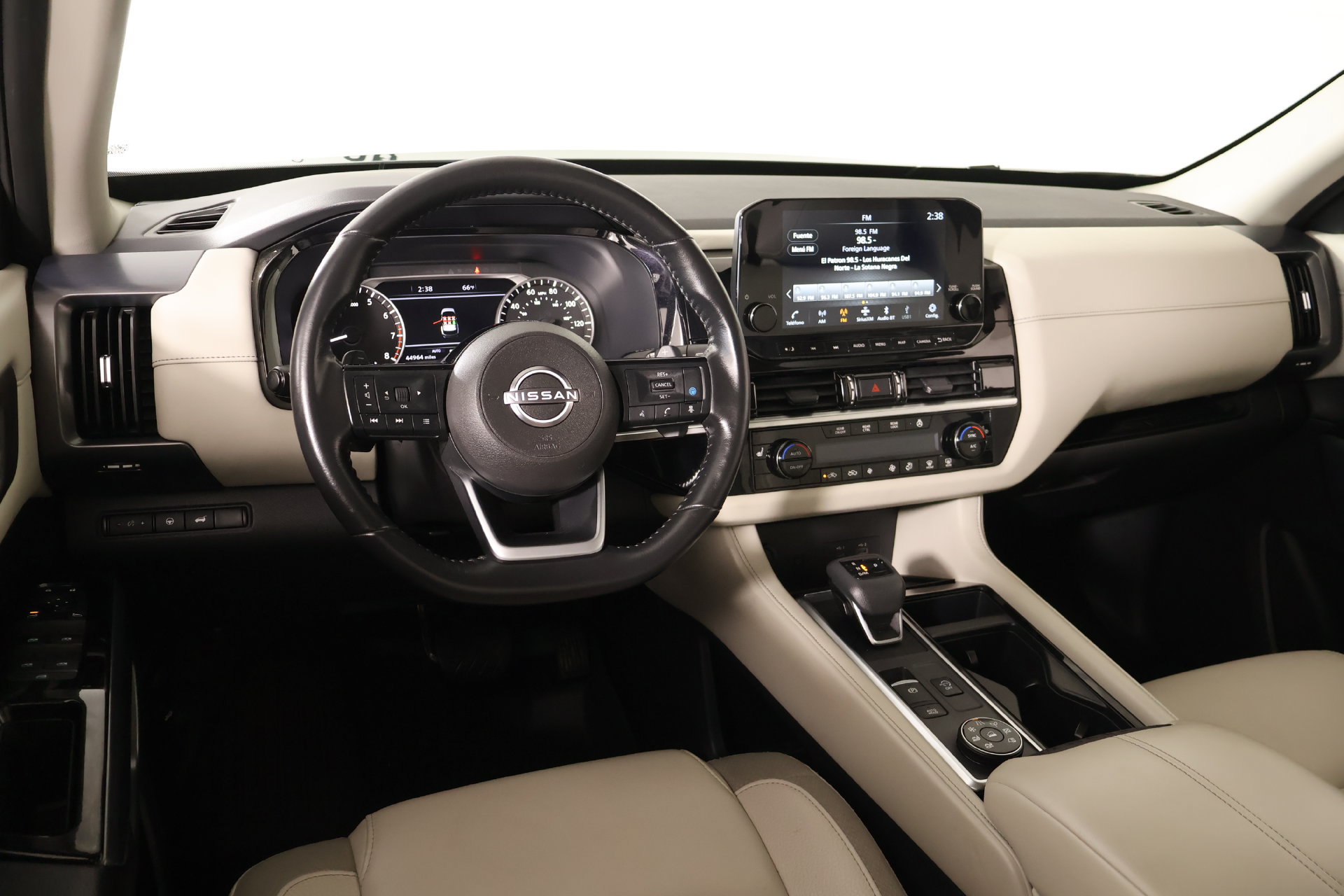 Used 2023 Nissan Pathfinder SL AWD/4WD image 2