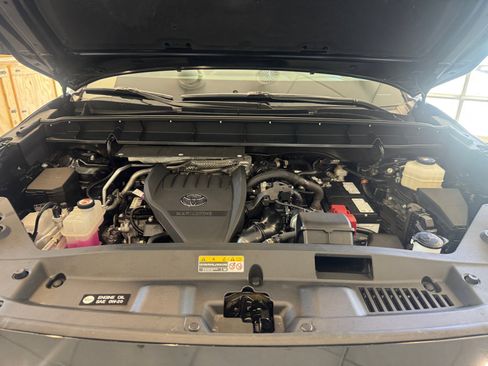 Used 2025 Toyota Highlander LE FWD image 21