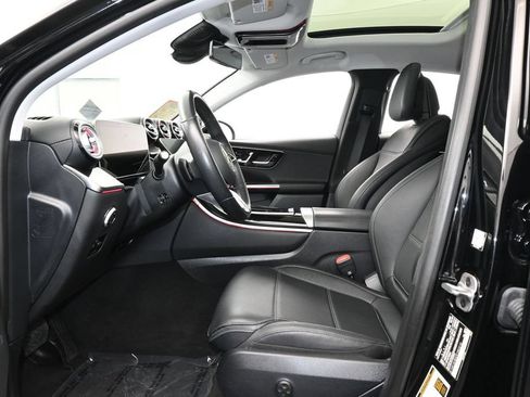 Used 2025 Mercedes-Benz GLC 300 4MATIC image 11