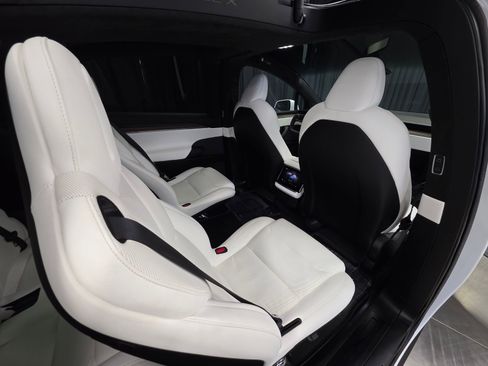 Used 2022 Tesla Model X image 38