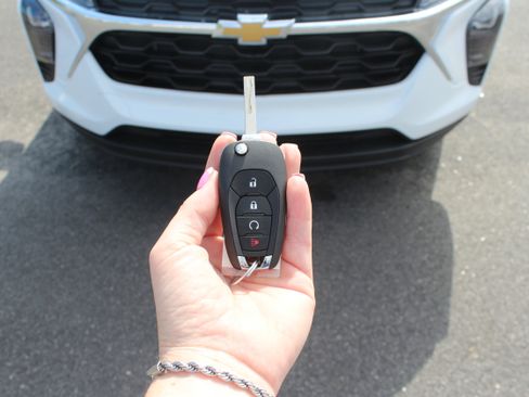 Used 2025 Chevrolet Trax LS w/ LS Convenience Package image 52