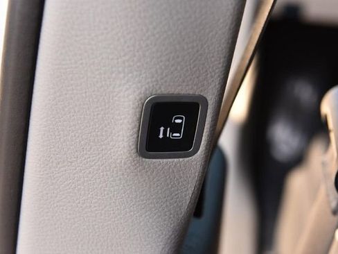 Used 2024 Chrysler Pacifica Touring-L image 24