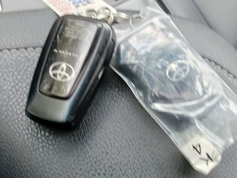 Used 2018 Toyota Camry XSE FWD image 37