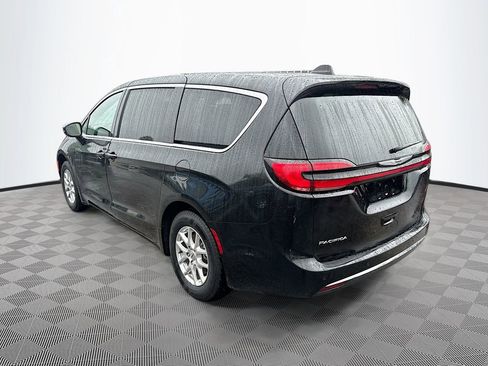 Used 2025 Chrysler Pacifica Select image 8