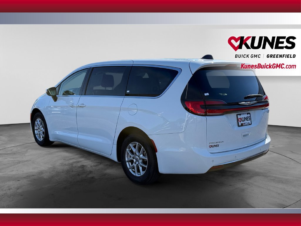 Used 2023 Chrysler Pacifica Touring-L FWD image 8