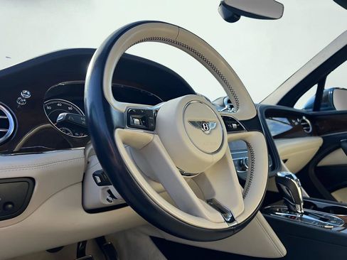 Used 2018 Bentley Bentayga AWD/4WD image 31