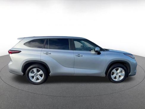 Used 2025 Toyota Highlander LE FWD image 16