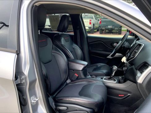 Used 2017 Jeep Cherokee Trailhawk image 8