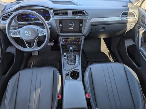 Used 2023 Volkswagen Tiguan SE w/ Panoramic Sunroof Package image 5