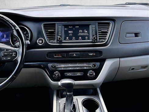 Used 2017 Kia Sedona LX w/ LX Essentials Premium Package FWD image 8