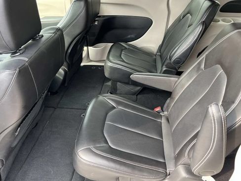 Used 2024 Chrysler Pacifica Touring-L FWD image 16
