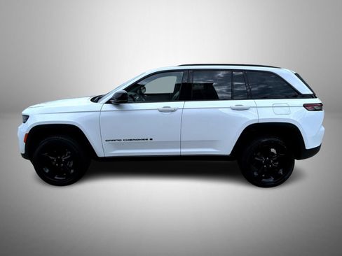 Used 2023 Jeep Grand Cherokee Altitude AWD/4WD image 8