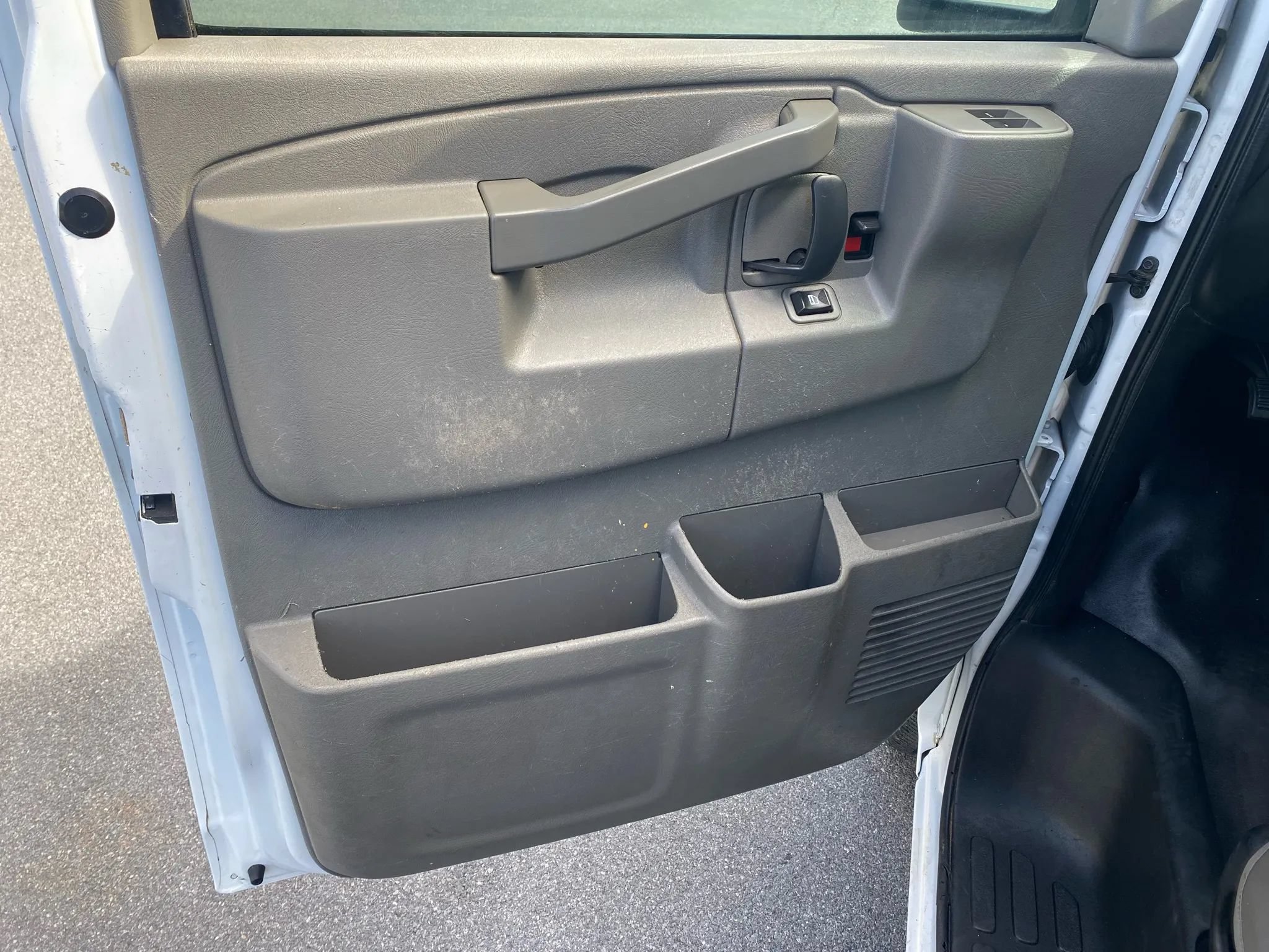Used 2018 Chevrolet Express 3500 w/ Power Convenience Package RWD image 8