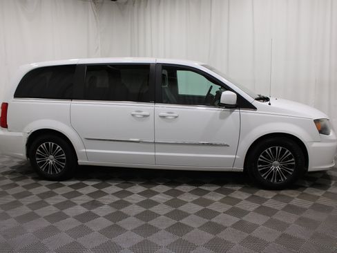 Used 2014 Chrysler Town & Country S FWD image 27