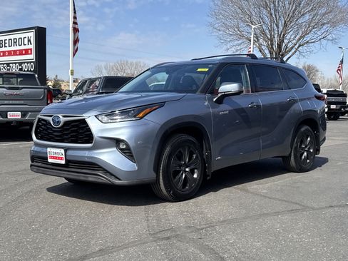 Used 2021 Toyota Highlander XLE image 3