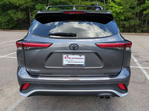 Used 2022 Toyota Highlander XSE AWD/4WD image 5