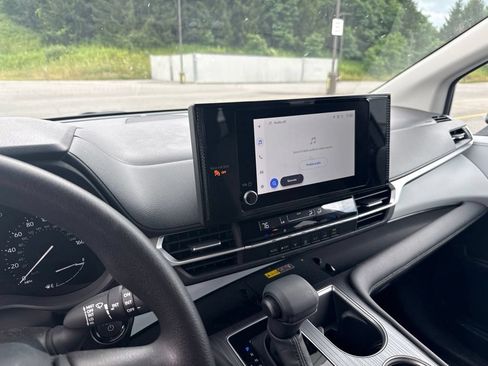 Used 2026 Toyota Sienna LE AWD/4WD image 10
