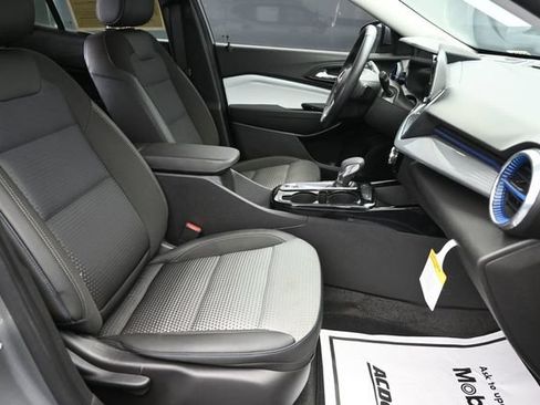 Used 2025 Chevrolet Trax LT w/ Driver Confidence Package FWD image 34