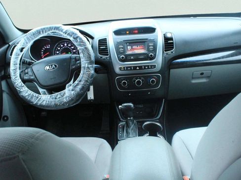 Used 2014 Kia Sorento LX image 5