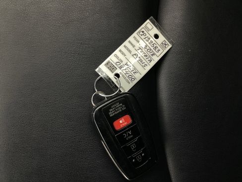 Used 2018 Toyota Prius Prime Premium image 38