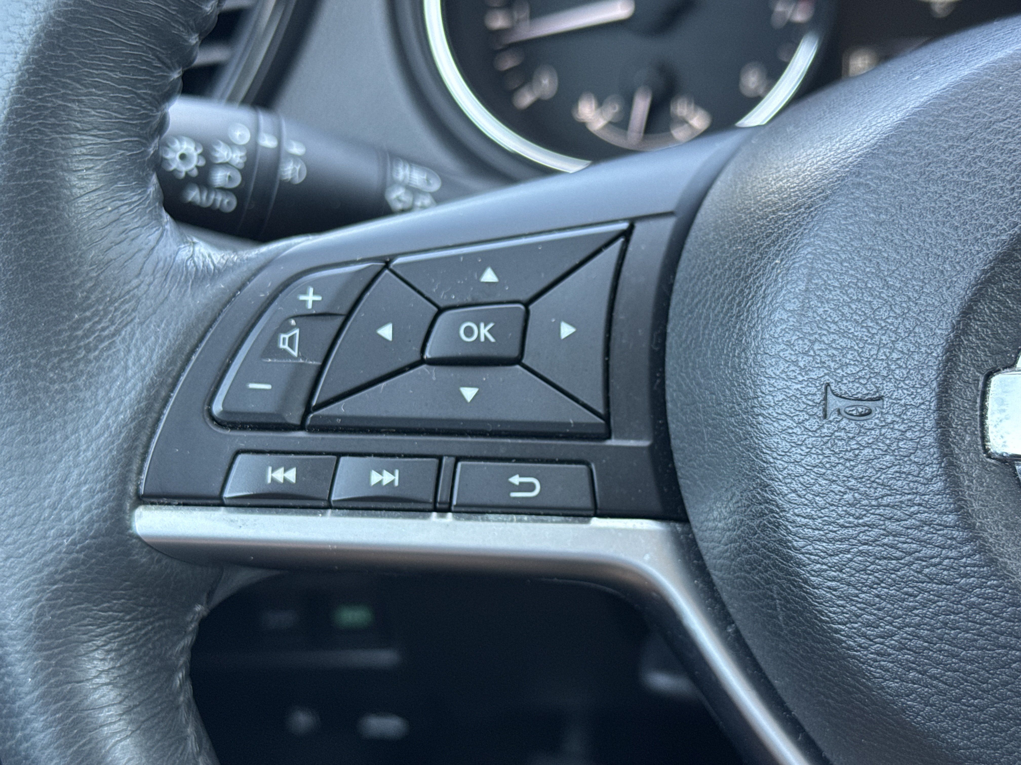 Used 2017 Nissan Rogue SL w/ SL Premium Package FWD image 16