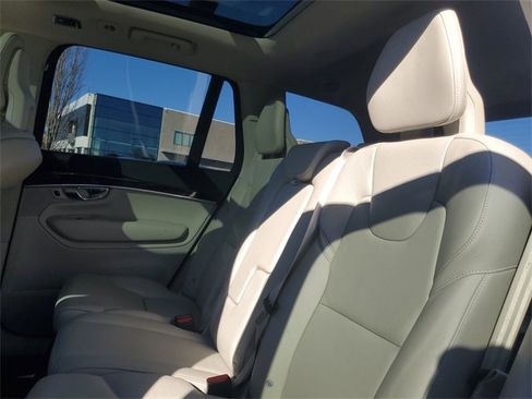 Used 2017 Volvo XC90 T5 Momentum w/ Vision Package image 9