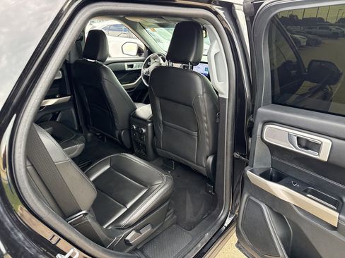 Used 2022 Ford Explorer XLT w/ Equipment Group 202A RWD image 13
