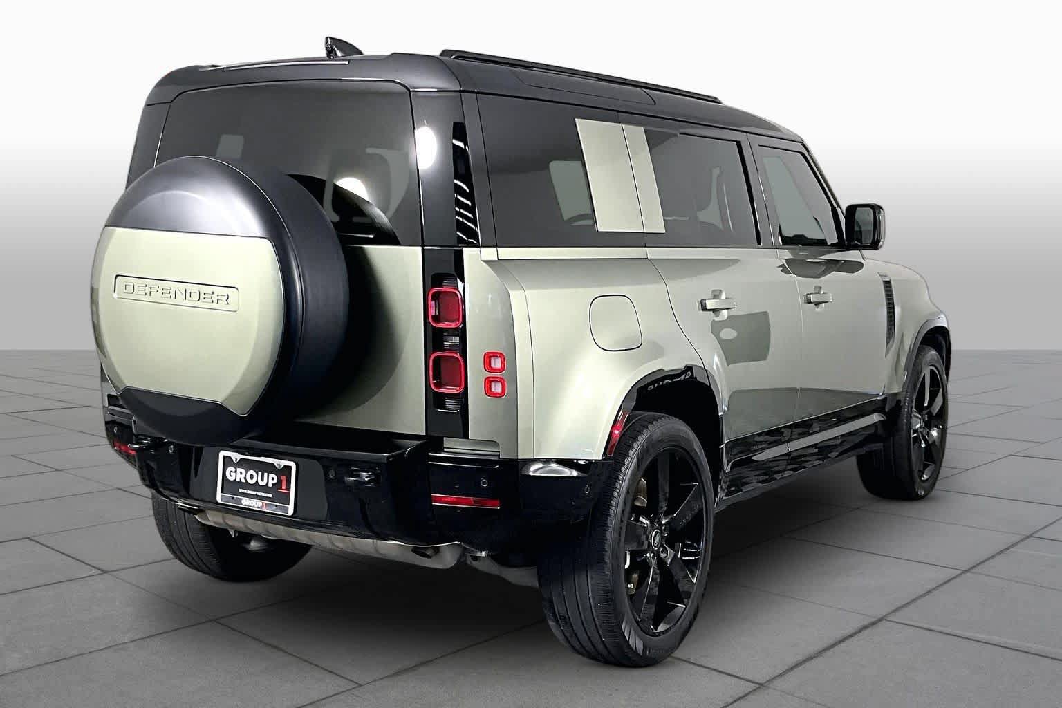 Used 2025 Land Rover Defender 110 X-Dynamic SE AWD/4WD image 12
