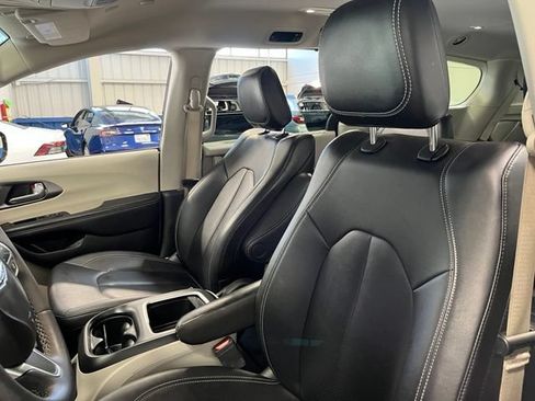 Used 2024 Chrysler Pacifica Touring-L FWD image 22